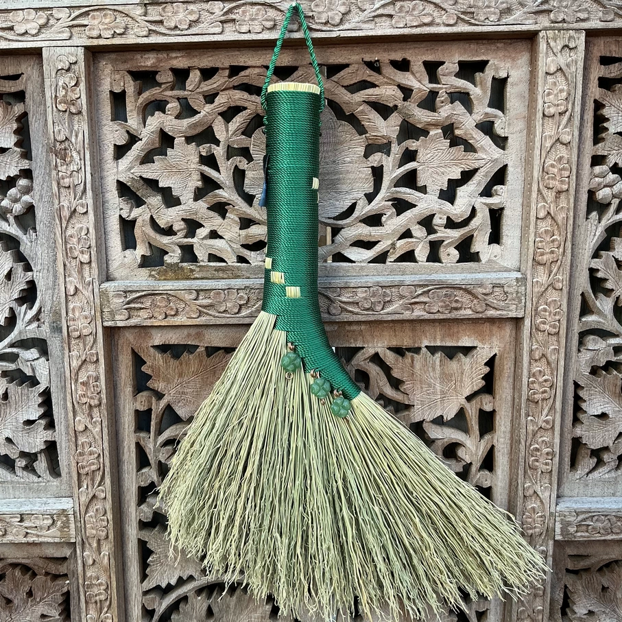 Lucky Clovers hand broom